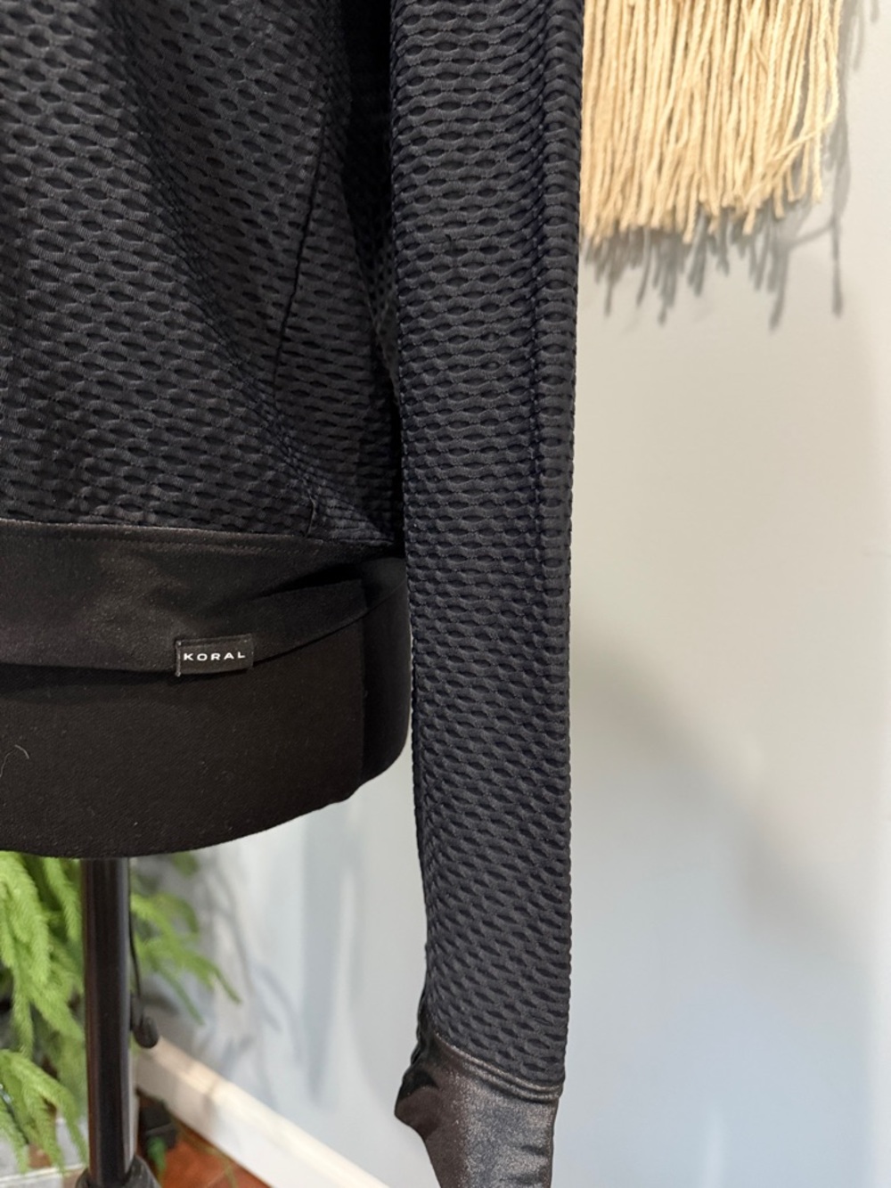 Koral Black Textured Long-Sleeve Athletic Top M - Picture 3 of 5